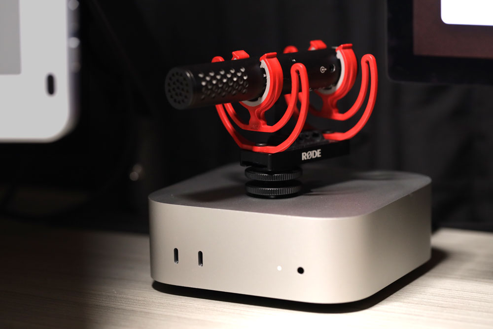 External microphone connected to computer for Shmeetings AI meeting assistant